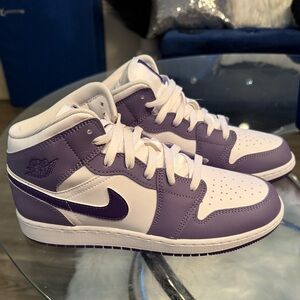 🎁GIFTABLE🎁 Air Jordan 1 Mid (GS)